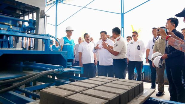 35 narapidana di Lapas Kelas I Tangerang, Banten mengolah limbah atau residu pembakaran batu bara yakni flying ash bottom ash (FABA) dari aktivitas pembangkit listrik tenaga uap Lontar menjadi material bangunan, salah satunya paving block (dok.Kemen Imipas)