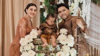 Ahmad Arash Omara Thariq menjalani tradisi tedak siten. Acara tersebut digelar dengan cukup meriah dihadari keluarga dan sahabat. Foto: Instagram @aaliyah.massaid