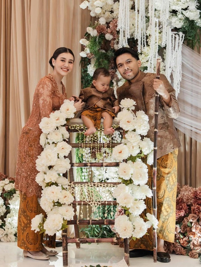 Aaliyah Massaid dan Thariq Halilintar gelar tedak siten untuk Baby Arash.