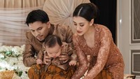 Thariq dan Aaliyah kompak mengenakan busana bernuansa terracotta. Aaliyah memakai kebaya, Thariq dan Arash memakai beskap. Foto: Instagram @aaliyah.massaid