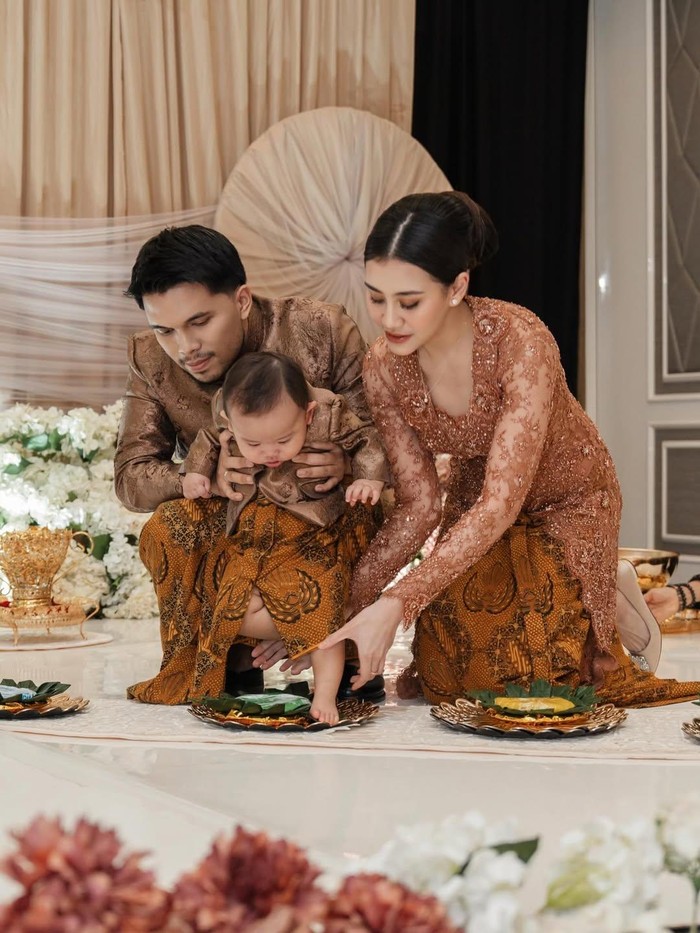 Aaliyah Massaid dan Thariq Halilintar gelar tedak siten untuk Baby Arash.