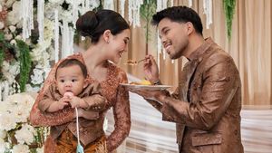 Aaliyah dan Thariq Halilintar Gelar Tedak Siten, Arash Genggam Terus Stetoskop