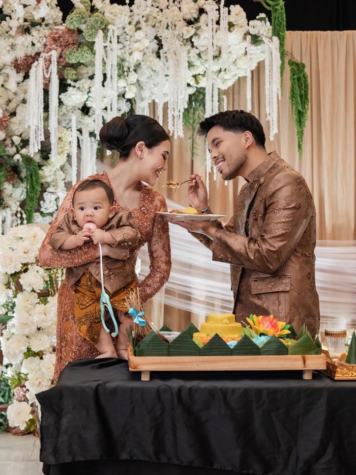 Aaliyah Massaid dan Thariq Halilintar gelar tedak siten untuk Baby Arash.