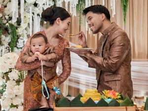 Aaliyah dan Thariq Halilintar Gelar Tedak Siten, Arash Genggam Terus Stetoskop