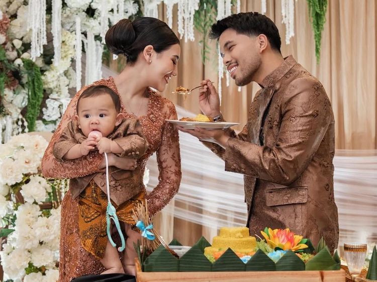 Aaliyah dan Thariq Halilintar Gelar Tedak Siten, Arash Genggam Terus Stetoskop