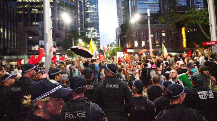 Ratusan petugas polisi hadir di lokasi protes. (ABC News: Abubakr Sajid)