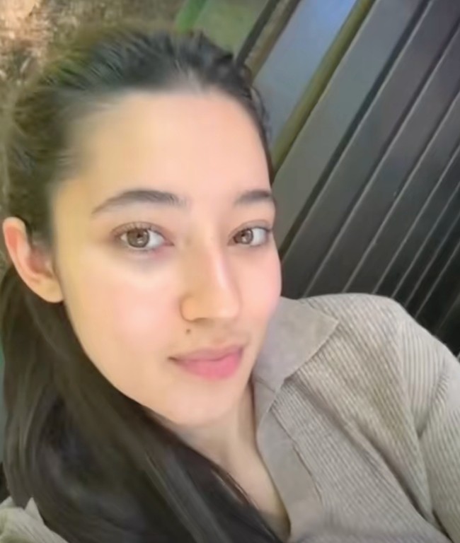 “Pacar mama is my dad, but mine, we dont know yet, i’ll update you guys,” katanya seolah menegaskan dia kini sudah tidak punya pacar alias putus dari Jefri Nichol. Foto: Dok. Instagram littlemisskhan