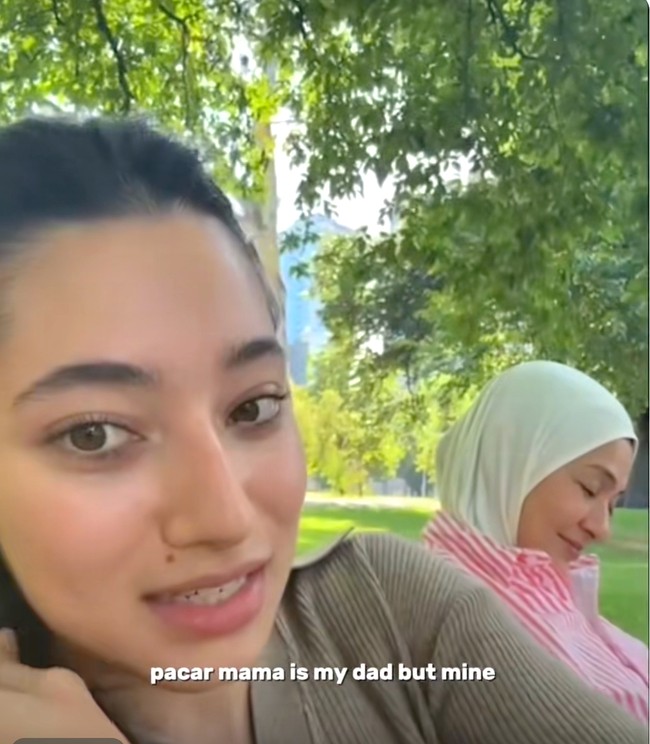 Melalui unggahan live di Instagram, Ameera Khan mengobrol dengan ibunya, Noor Kartini saat mereka berada di sebuah taman. Dalam momen tersebut, Ameera menjawab pertanyaan netizen soal siapa pacarnya sekarang. Foto: Dok. Instagram littlemisskhan