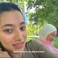Melalui unggahan live di Instagram, Ameera Khan mengobrol dengan ibunya, Noor Kartini saat mereka berada di sebuah taman. Dalam momen tersebut, Ameera menjawab pertanyaan netizen soal siapa pacarnya sekarang. Foto: Dok. Instagram littlemisskhan