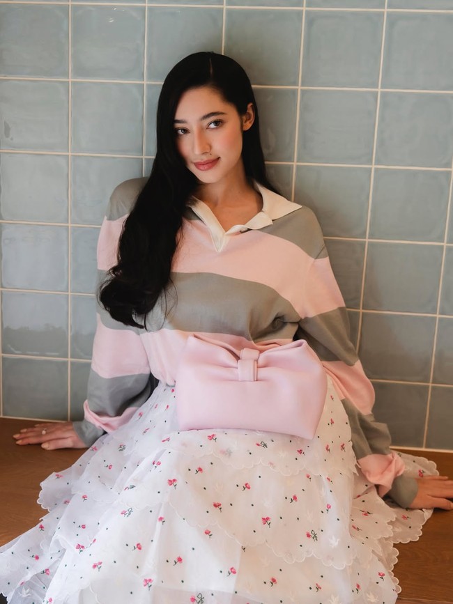 Ameera juga meluruskan rumor kedekatannya dengan YM Tengku Dato’ Seri Abu Bakar Ahmad, anggota keluarga kerajaan Pahang, Malaysia. Keduanya sempat dirumorkan berpacaran setelah fans meduga mereka sering menghabiskan waktu bersama. Namun, influencer tersebut menegaskan bahwa mereka hanya berteman. Foto: Dok. Instagram littlemisskhan