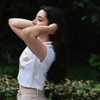 Dalam sesi Instagram Live itu, Ameera juga menjawab pertanyaan penggemar tentang tipe pria idamannya. Menurutnya, ia menyukai pria yang baik, mapan, religius, berorientasi keluarga, dan menghargai pasangan. Ia juga bercanda bahwa pasangannya kelak harus mampu menunjang dirinya serta gaya hidupnya. Foto: Dok. Instagram littlemisskhan