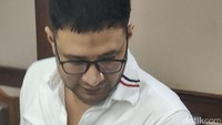 Ammar mengikat slayer pink itu di lengan tangan kirinya. Slayer pink itu bertuliskan, Semakin Ditekan, Semakin Melawan. Apa yan tertulis di slayer tersebut menunjukkan sikap aktor berusia 32 tahun itu menghadapi kasusnya. Foto: Muhammad Ahsan Nurrijal/detikcom