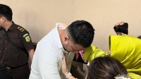 Setelah sidang selesai, Ammar menangis di pelukan kekasihnya, dokter Kamelia dan ibu angkatnya, Titik Haryanti. Dia merasa difitnah. Foto: Muhammad Ahsan Nurrijal/detikcom