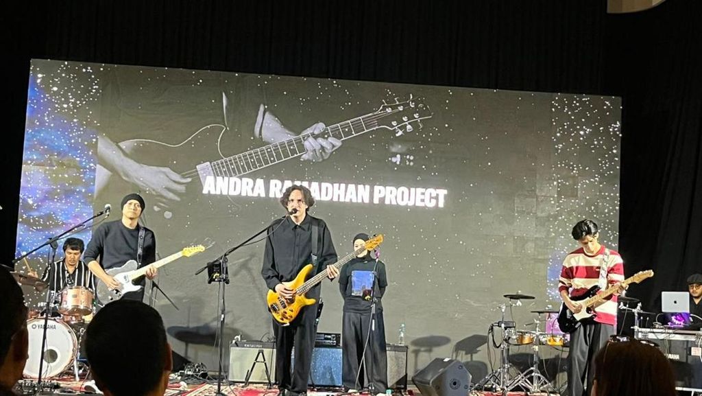 Andra Ramadhan Bicara soal Gitar untuk Tampil di Panggung