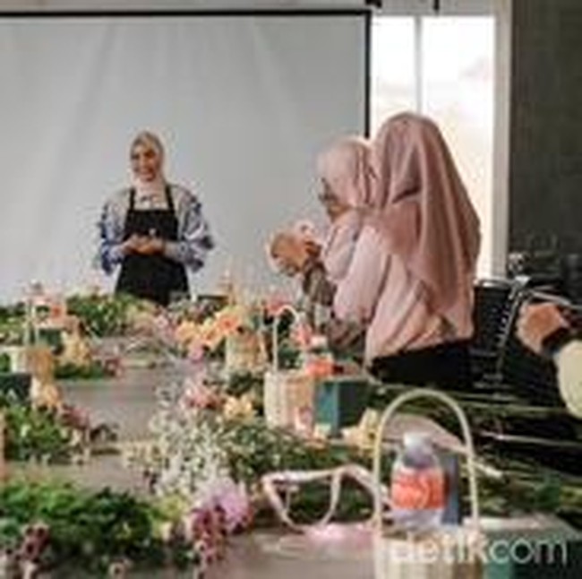 Antusias Belajar Merangkai Buket Bunga Jelang Valentine di Jakarta