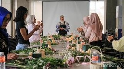 Antusias Belajar Merangkai Buket Bunga Jelang Valentine di Jakarta