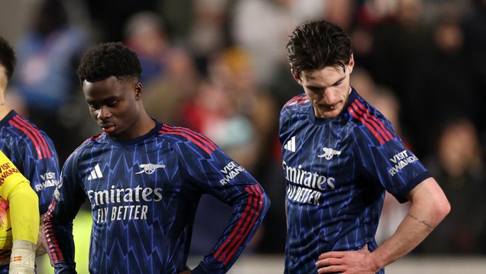 Soccer Football - Premier League - Brentford v Arsenal - GTech Community Stadium, London, Britain - February 12, 2026 Arsenals Bukayo Saka and Declan Rice look dejected after Brentfords Keane Lewis-Potter scores their first goal Action Images via Reuters/Paul Childs EDITORIAL USE ONLY. NO USE WITH UNAUTHORIZED AUDIO, VIDEO, DATA, FIXTURE LISTS, CLUB/LEAGUE LOGOS OR LIVE SERVICES. ONLINE IN-MATCH USE LIMITED TO 120 IMAGES, NO VIDEO EMULATION. NO USE IN BETTING, GAMES OR SINGLE CLUB/LEAGUE/PLAYER PUBLICATIONS. PLEASE CONTACT YOUR ACCOUNT REPRESENTATIVE FOR FURTHER DETAILS..