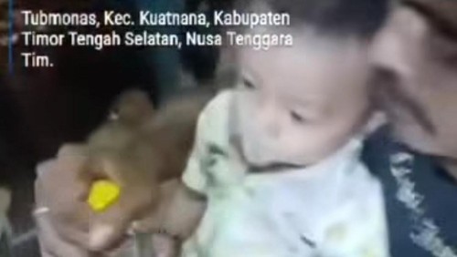 Ayah di TTS, NTT, memaska anaknya berusia 11 bulan untuk minum miras. (Tangkapan layar video viral)