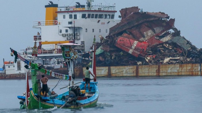 Bangkai KMP Tunu Pratama Jaya diangkat menggunakan Kapal tongkang Bercakar di Pelabuhan Marina Boom, Banyuwangi, Jawa Timur, Kamis (12/2/2026). Sebanyak 14 truk, 2 mobil dan 4 sepeda motor serta badan bangkai kapal KMP Tunu yang tenggelam pada 2 Juli 2025 berhasil dievakuasi hinggai 80 persen dan menyisakan bagian depan kapal yang belum terangkat. ANTARA FOTO/Budi Candra Setya/foc.