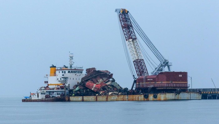 Bangkai KMP Tunu Pratama Jaya diangkat menggunakan Kapal tongkang Bercakar di Pelabuhan Marina Boom, Banyuwangi, Jawa Timur, Kamis (12/2/2026). Sebanyak 14 truk, 2 mobil dan 4 sepeda motor serta badan bangkai kapal KMP Tunu yang tenggelam pada 2 Juli 2025 berhasil dievakuasi hinggai 80 persen dan menyisakan bagian depan kapal yang belum terangkat. ANTARA FOTO/Budi Candra Setya/foc.