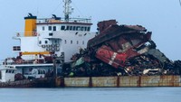 Bangkai KMP Tunu Pratama Jaya diangkat menggunakan kapal tongkang bercakar di Pelabuhan Marina Boom, Banyuwangi, Kamis (12/2/2026). ANTARA FOTO/Budi Candra Setya