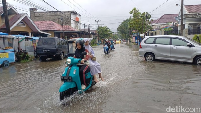 Banjir merendam sejumlah titik jalan di Kecamatan Pangkajene, Kabupaten Pangkep.