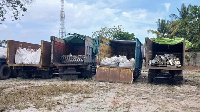 Barang bukti timah balok yang diamankan tim gabungan