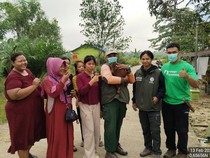 Pelukan untuk Panji, Bayi Orang Utan yang Nyasar ke Pekarangan Orang