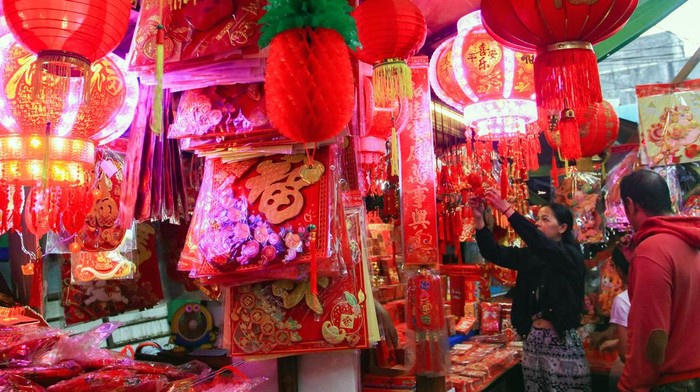 Warga keturunan Tioanghoa melihat pernak-pernik imlek yang dijual di kawasan Pecinan Tangerang, Pasar Lama, Tangerang, Banten, Kamis (12/2/2026). Jelang perayaan Tahun Baru Imlek 2577, kawasan pecinan atau kampung Cina dipenuhi dengan penjualan berba