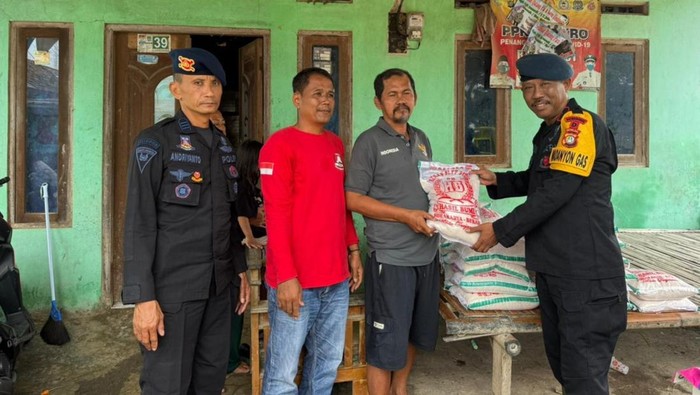 Brimob Polda Metro Jaya membagikan sembako kepada warga di Desa Sukamakmur, Kecamatan Sukakarya, Kabupaten BekasI (dok istimewa)