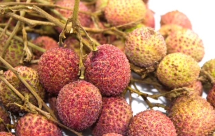 Buah ihau khas Kalimantan yang mirip leci.