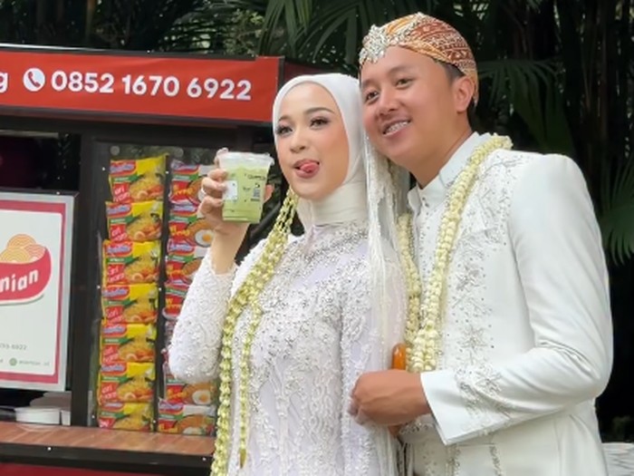 Pernikahan gen z tanpa jasa penyelenggara pernikahan, musik dengan konsep mingle santai membaur dengan tamu undangan. Unggahan pernikahan pasangan gen z itu langsung viral di Instagram.