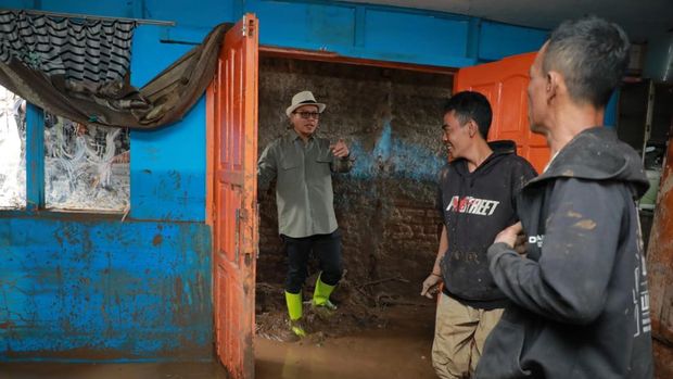 Bupati Bandung Dadang Supriatna saat meninjau lokasi banjir Majalaya