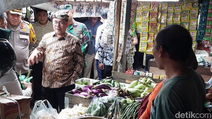 Bupati Cirebon, Imron bersama unsur Forkopimda monitoring harga sembako di Pasar Sumber
