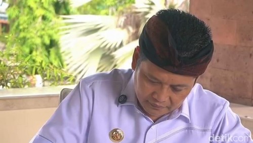 Bupati Jembrana, I Made Kembang Hartawan, saat menandatangani dokumen utang Rumah Sakit Umum (RSU) Negara yang nilainya lebih dari Rp 33 miliar di Rumah Jabatan, Jumat (13/2/2026).