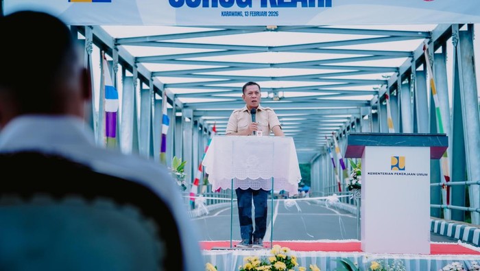 Bupati Karawang Aep Syaepuloh saat meresmikan jembatan Curug, di Kecamatan Klari