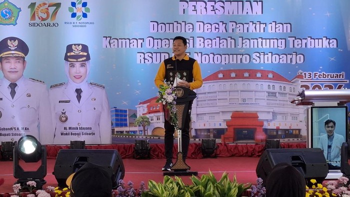 Bupati Subandi saat meresmikan parkir double deck di RSUD RT Notopuro