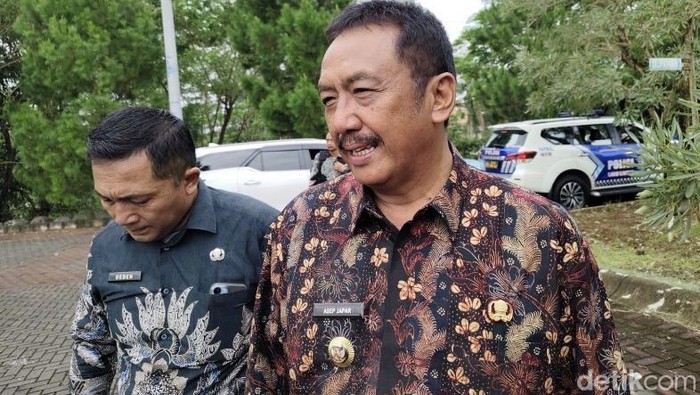 Bupati Sukabumi Asep Japar