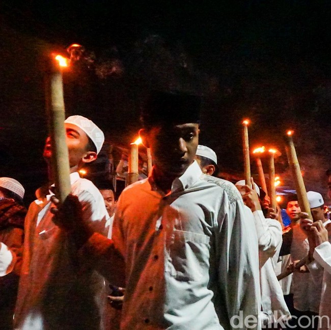 Cahaya Obor Terangi Malam Sambut Ramadan