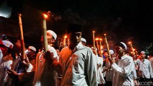 Cahaya Obor Terangi Malam Sambut Ramadan