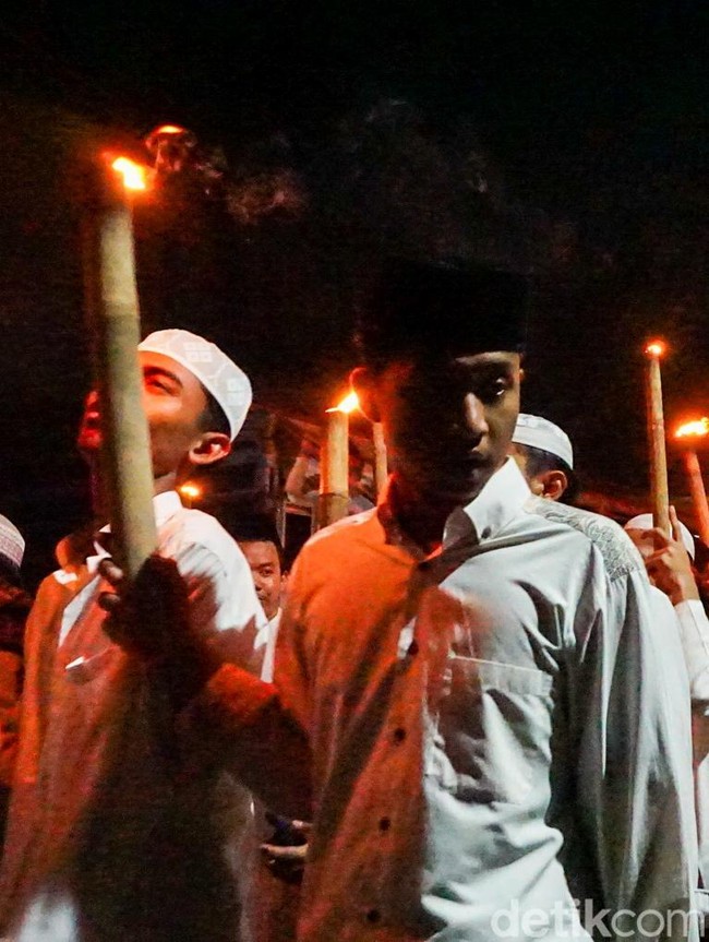 Cahaya Obor Terangi Malam Sambut Ramadan