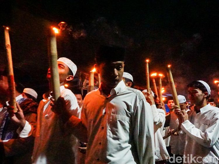 Cahaya Obor Terangi Malam Sambut Ramadan