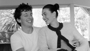 Mereka melakukan maternity shoot dengan latar suasana rumah yang tenang. Foto: Instagram @charlieputh Forografer: @normanandblake