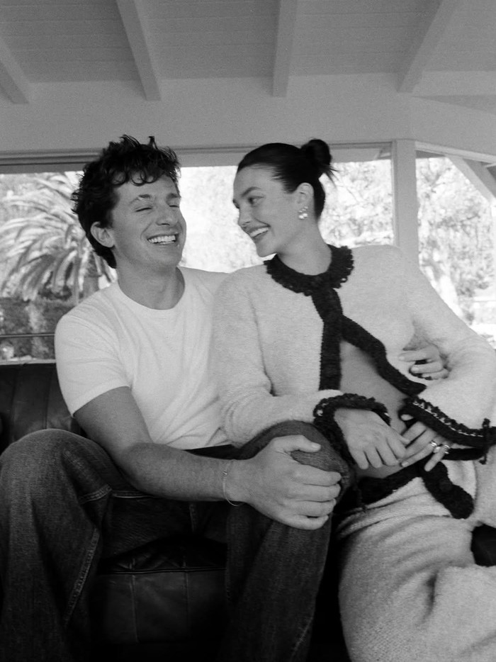 Maternity shoot Brooke Sansone, istri Charlie Puth.