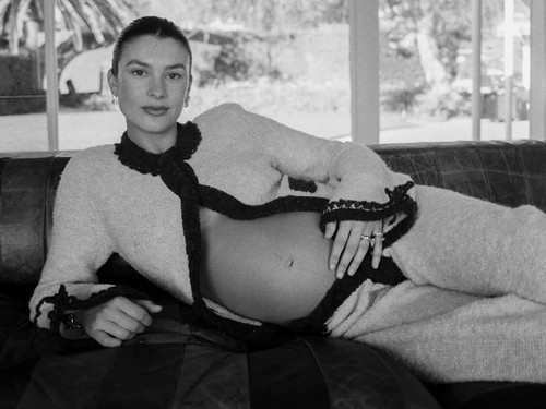 Maternity shoot Brooke Sansone, istri Charlie Puth.