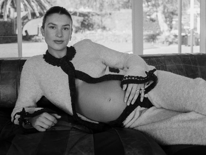 Maternity shoot Brooke Sansone, istri Charlie Puth.