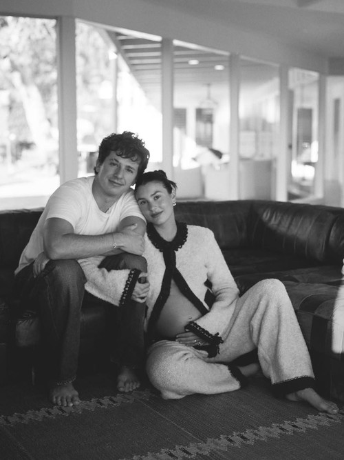 Maternity shoot Brooke Sansone, istri Charlie Puth.
