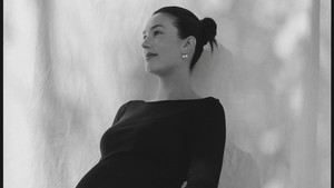 Brooke Sansone memperlihatkan baby bump-nya yang makin besar. Dia melakukan maternity shoot untuk kehamilan pertamanya itu. Foto: Instagram @charlieputh Forografer: @normanandblake