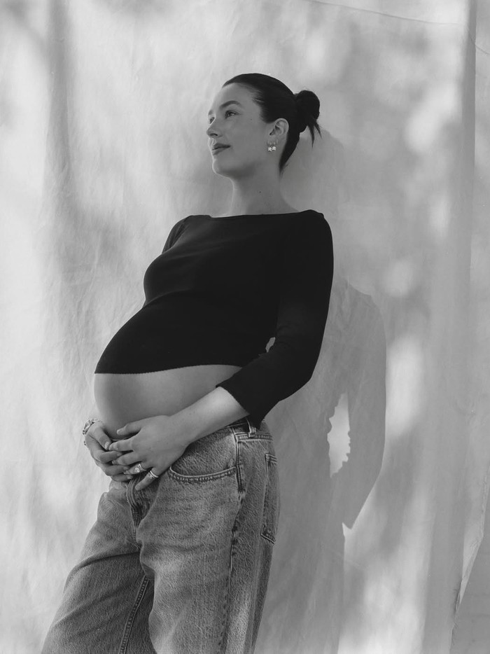 Maternity shoot Brooke Sansone, istri Charlie Puth.