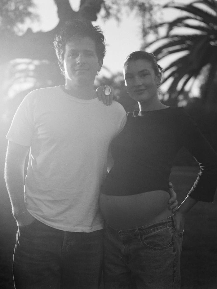Maternity shoot Brooke Sansone, istri Charlie Puth.
